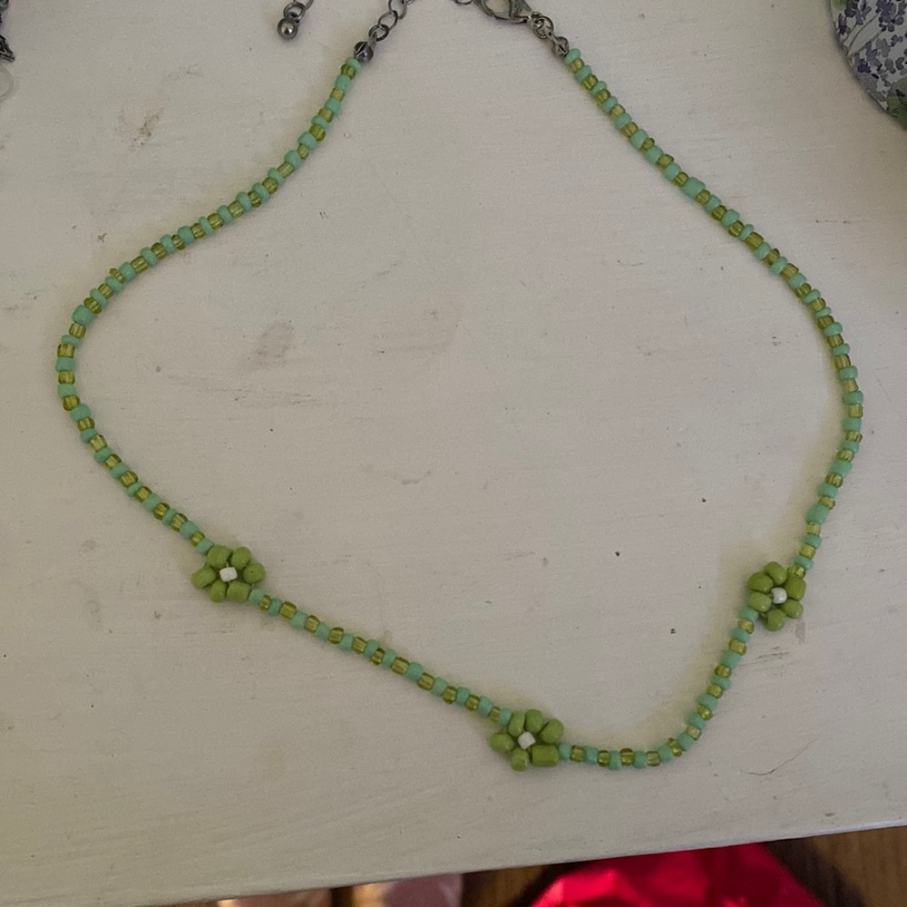 urban outfitters green flower necklace